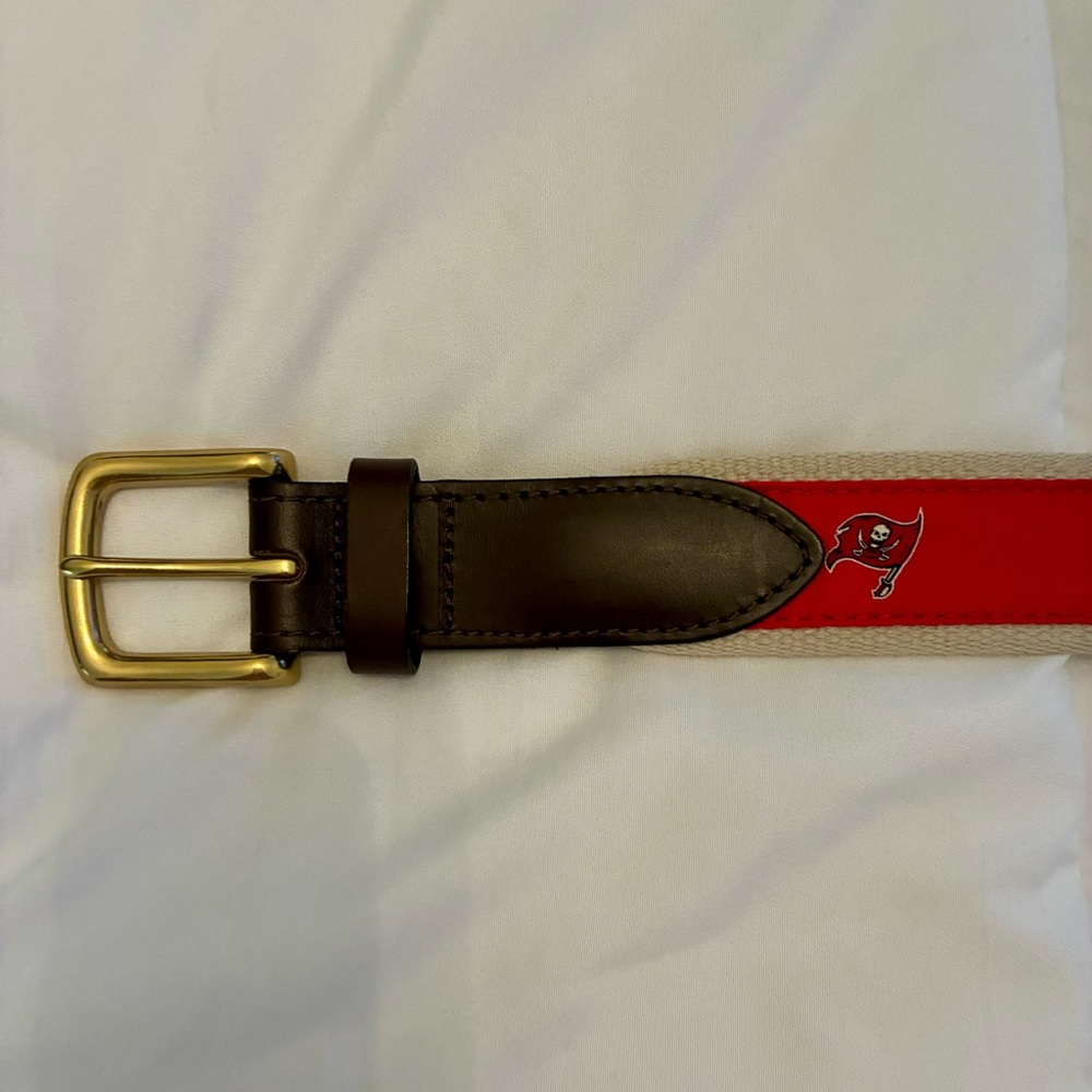 Vineyard Vines X NFL Tampa Bay Buccaneers Mens Belt